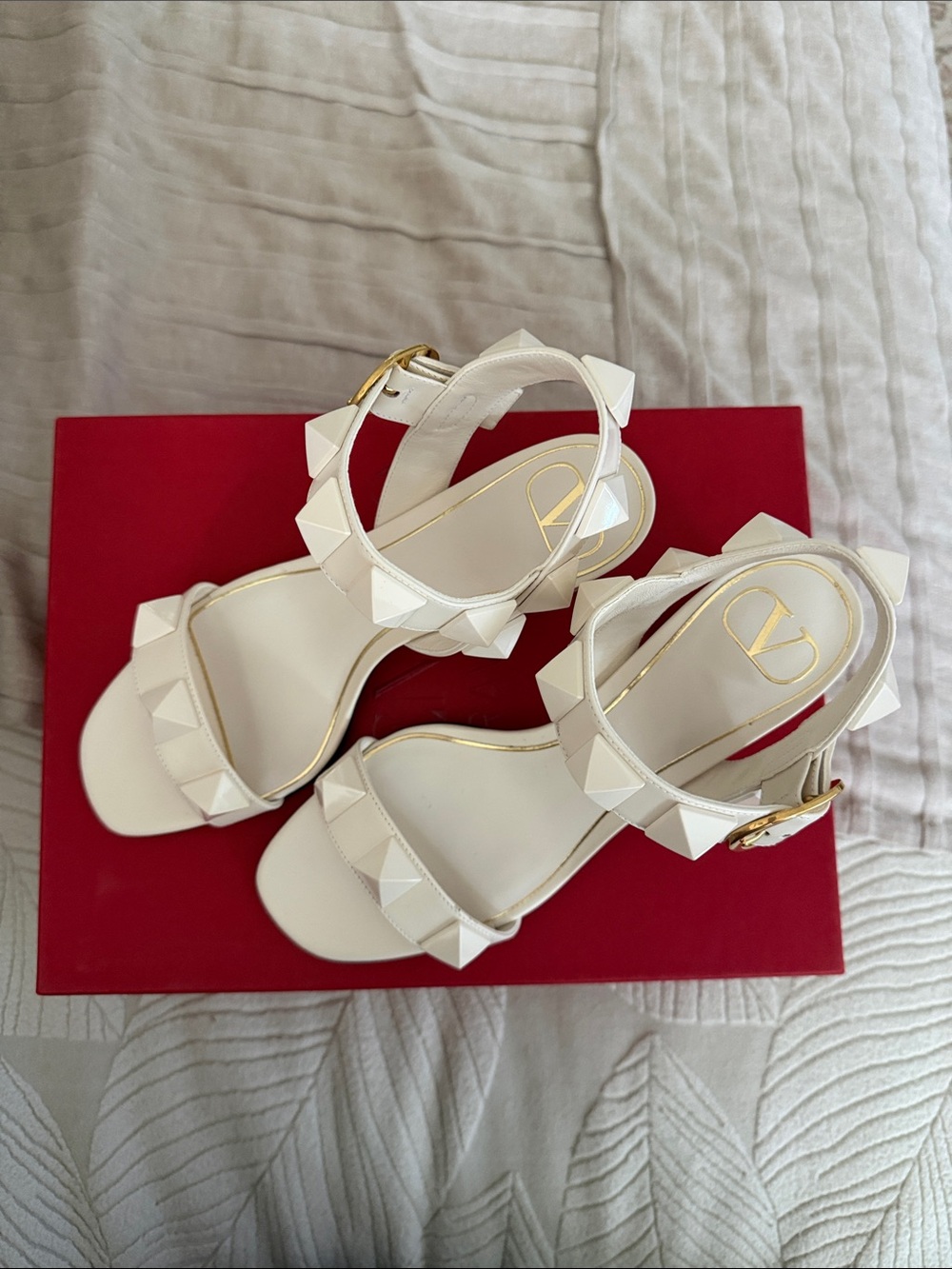 NWT Valentino Garavani White Rockstud Leather Block Heel Sandals